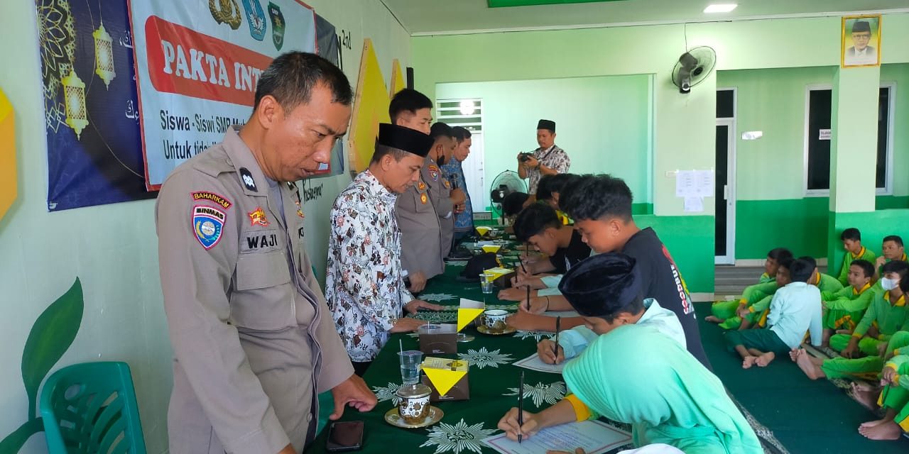 Cegah Kenakalan Remaja, Kapolsek Kedaton Pimpin Penandatangan Pakta Integritas di SMP Muhammadiyah 3 Bandar Lampung