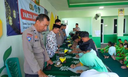 Cegah Kenakalan Remaja, Kapolsek Kedaton Pimpin Penandatangan Pakta Integritas di SMP Muhammadiyah 3 Bandar Lampung
