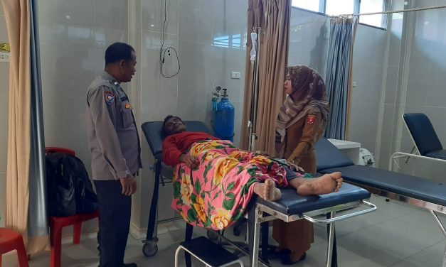 Polsek Sumber Jaya bersama Unsur terkait membantu orang yang terlantar