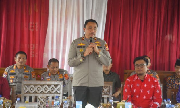 Waka Polda Lampung mendapat Apresiasi Masyarakat saat Jumat Curhat di Tanjungsari.