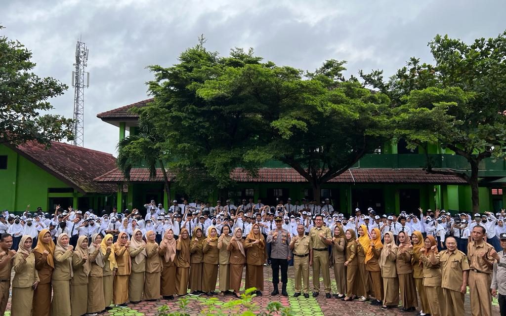 Kapolsek Tanjung Senang Menjadi Pembina Upacara di SMPN 19 Balam