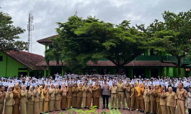 Kapolsek Tanjung Senang Menjadi Pembina Upacara di SMPN 19 Balam