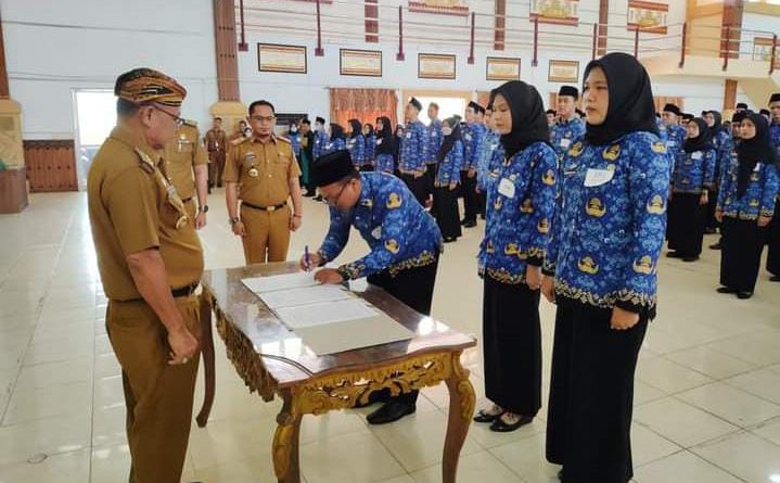 Bupati Lampung Timur Serahkan STTPL,SK CPNS Menjadi PNS