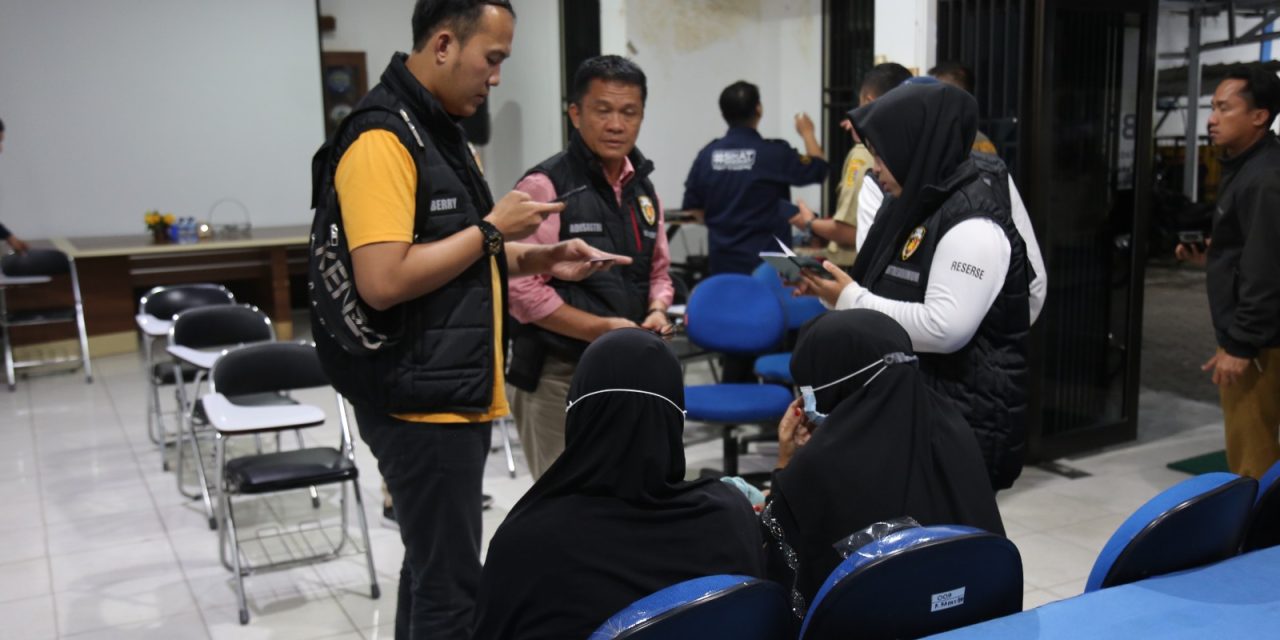 Polda Lampung Kawal penjemputan lima orang korban Pekerja Migran Indonesia (PMI) asal Lampung di Bandara Raden Intan