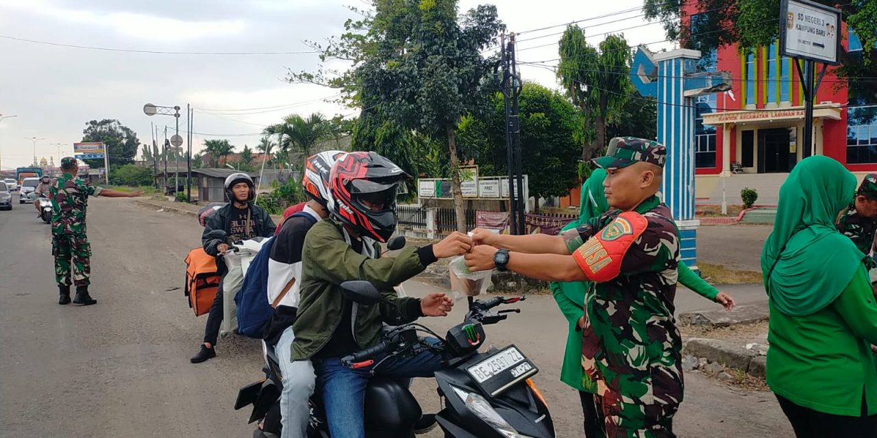 Peduli Sesama Prajurit TNI Dan Persit Bagi – Bagi Ratusan Takjil