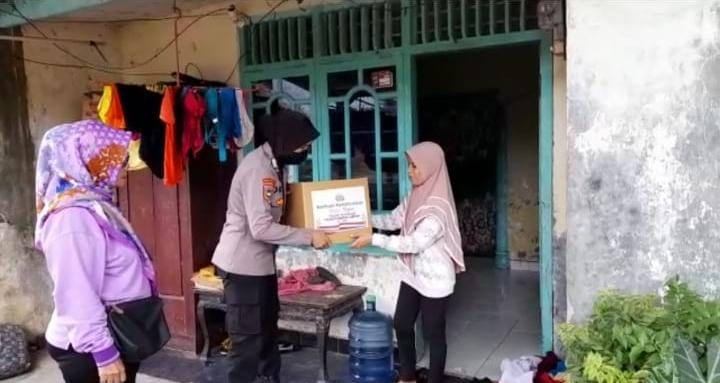 Wujudkan Polri hadir Bantu Masyarakat, Polsek Sukarame Bagikan Sembako