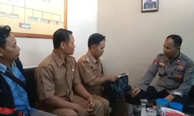 Kepala Tiyuh Sumber Jaya Tubaba Menyerahkan Senpi Rakitan Kepada Aparat Polisi.