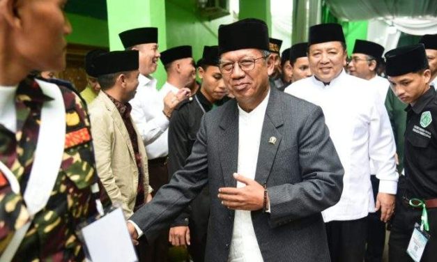 Senyum dan Tangan Menutup Ala Mingrum Gumay di Konferwil NU ke XI