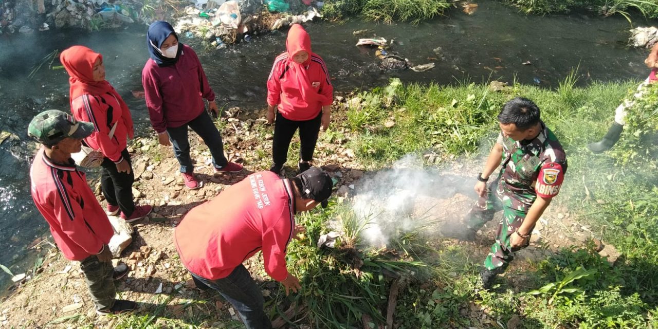 Kelurahan Kebon Jeruk Jumsih Bersihkan Kali