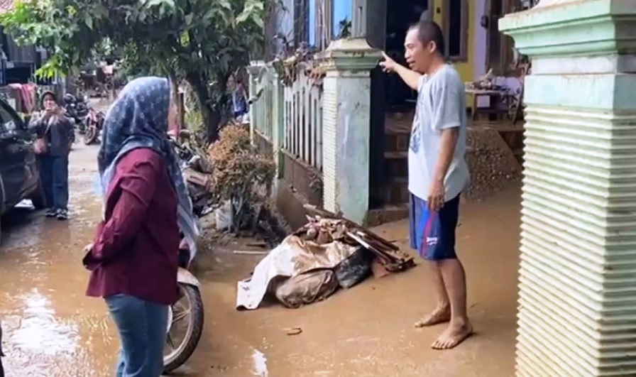 Anggota DPRD Lampung Kunjungi Korban Banjir di Sidorejo