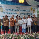 Berbagi Kebahagiaan Ramadhan, YBM PLN Salurkan Ratusan Paket Sembako dan Santunan kepada Mustahik di Lampung